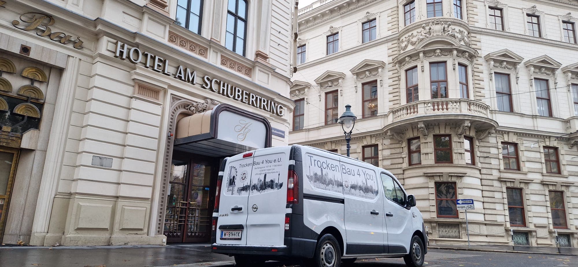 Trocken Bau 4 You Firmenwagen vor dem Hotel am Schubertring, Wien