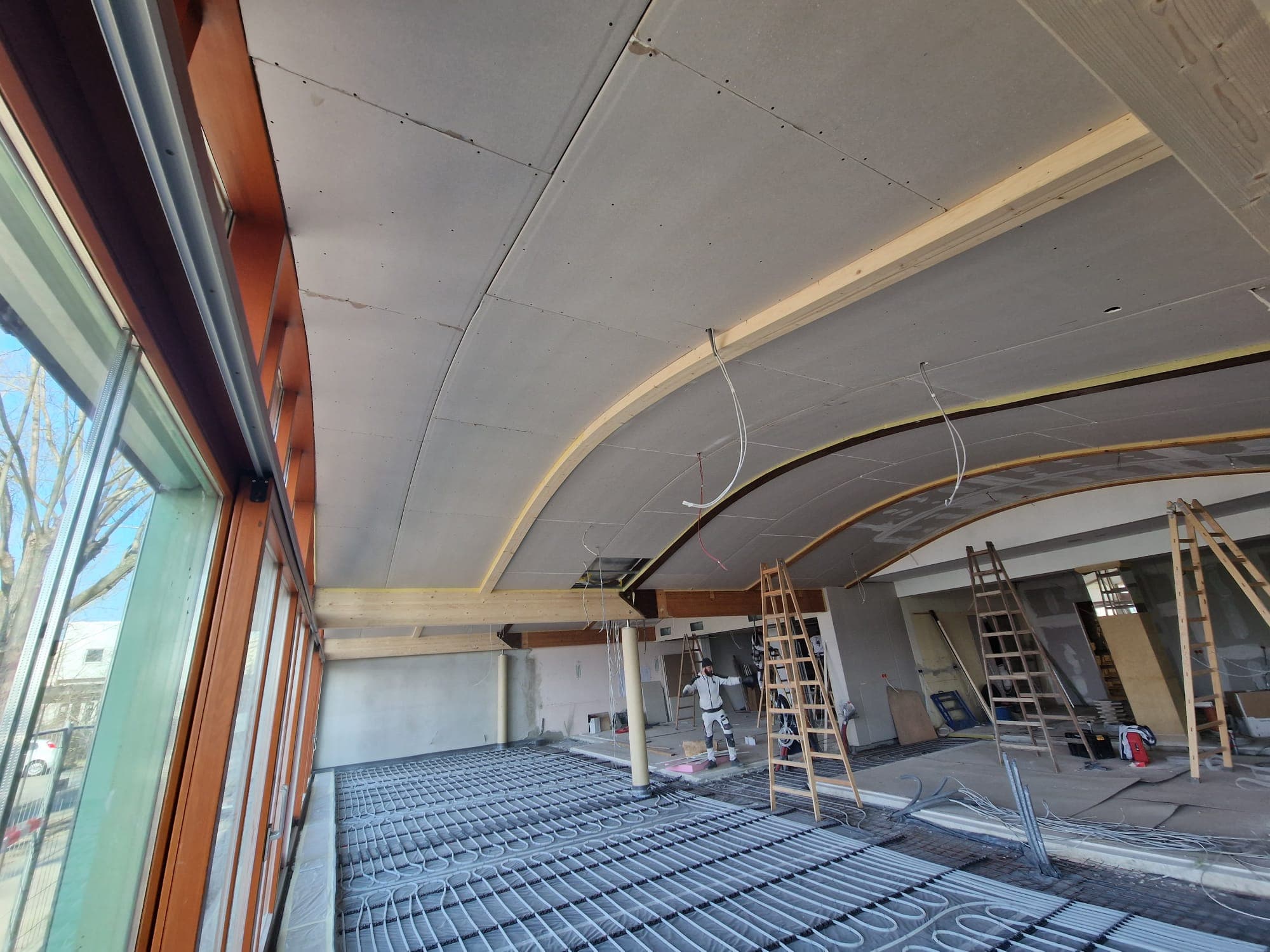 Gewölbte Trockenbaudecke mit Fußboden-Heizungssystem