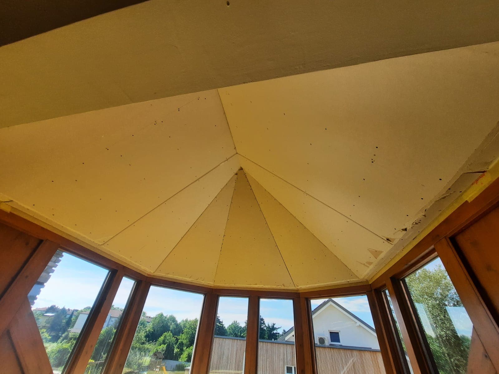 Achteckige Trockenbau-Decke in einem Wintergarten